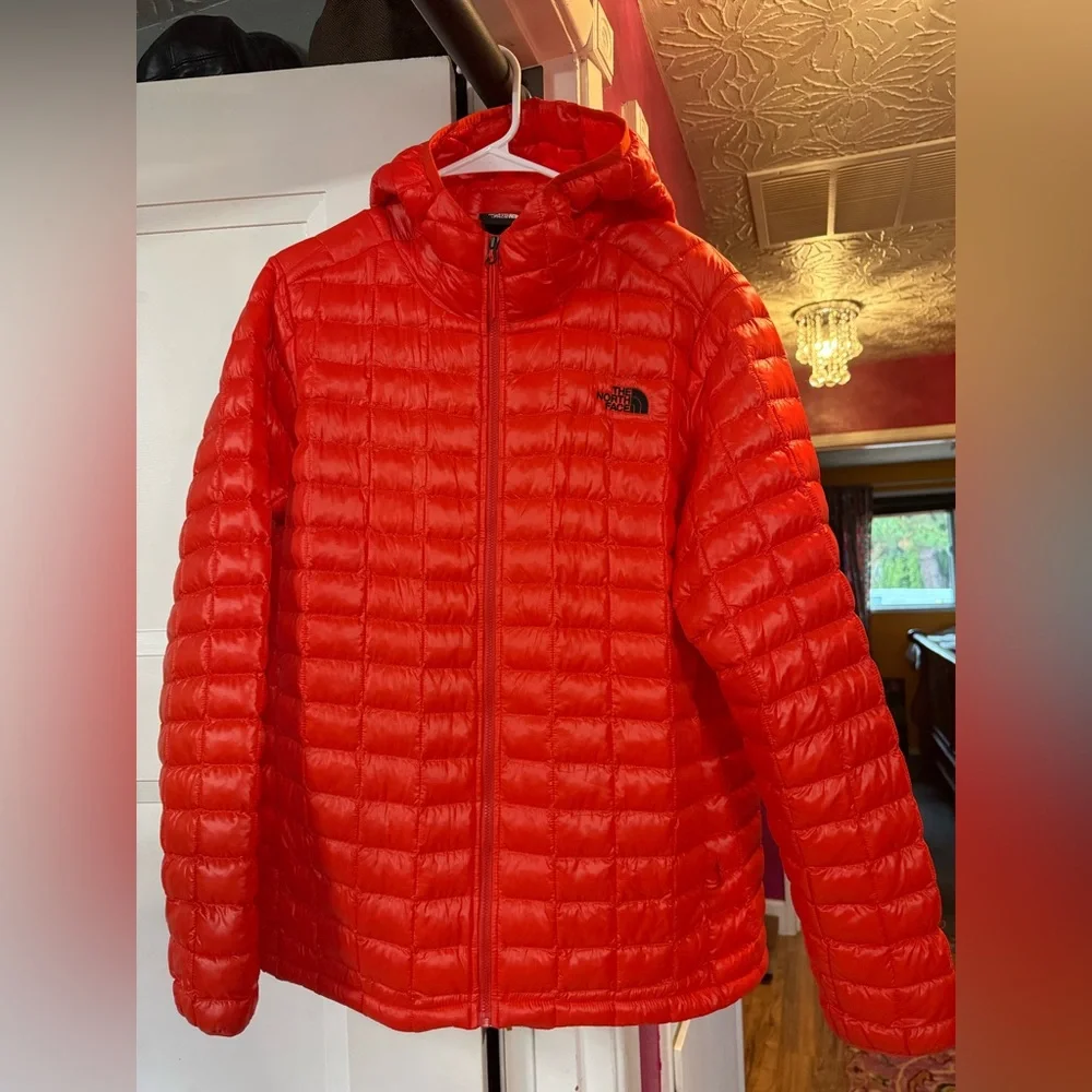 The North Face Women”s Bright Red Puffer Jacket NEW - Picture 1 of 11